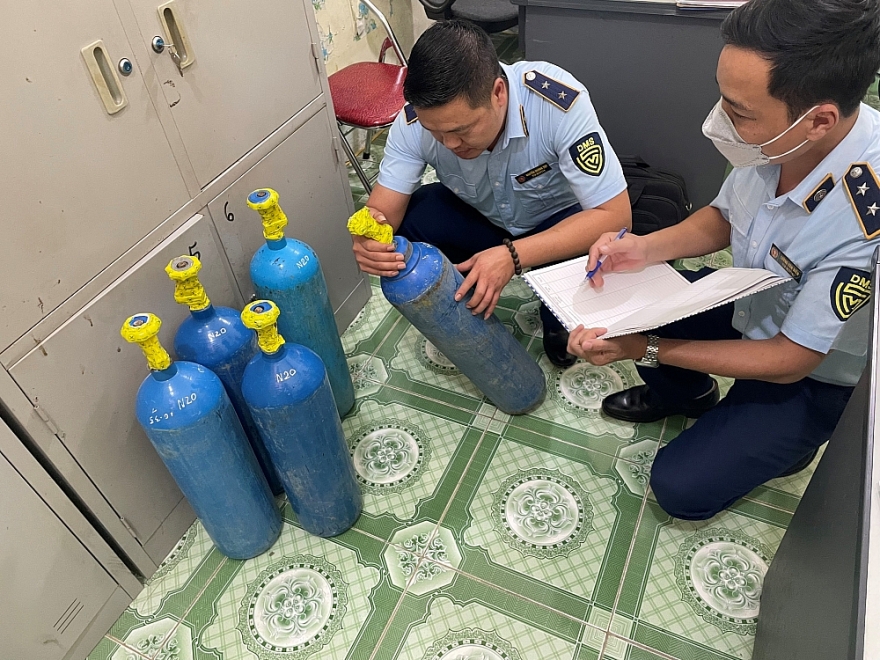 Kiểm tra, xử lý cơ sở karaoke kinh doanh 'khí cười' trên địa bàn Sơn La