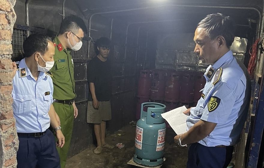 Phát hiện điểm chiết, nạp khí dầu mỏ hóa lỏng LPG vào chai không có Giấy chứng nhận đủ điều kiện theo quy định Phát hiện điểm chiết, nạp khí dầu mỏ hóa lỏng LPG vào chai không có Giấy chứng nhận đủ điều kiện theo quy định