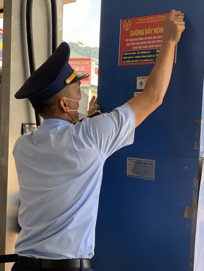 Cục QLTT Sơn La tổ chức ký cam kết và dán Decal đường dây nóng tại 100% các cửa hàng kinh doanh xăng dầu trên địa bàn toàn tỉnh