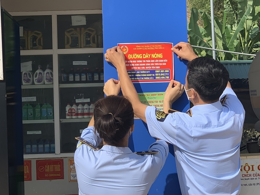 Cục QLTT Sơn La tổ chức ký cam kết và dán Decal đường dây nóng tại 100% các cửa hàng kinh doanh xăng dầu trên địa bàn toàn tỉnh