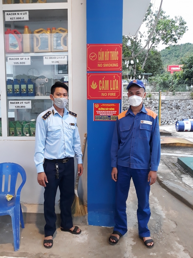 Cục QLTT Sơn La tổ chức ký cam kết và dán Decal đường dây nóng tại 100% các cửa hàng kinh doanh xăng dầu trên địa bàn toàn tỉnh
