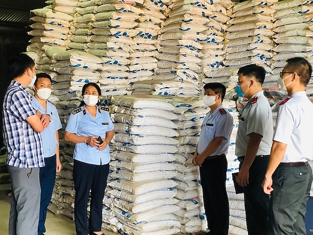 Cục QLTT Hà Tĩnh phối hợp kiểm tra, giám sát hàng hoá vật tư nông nghiệp
