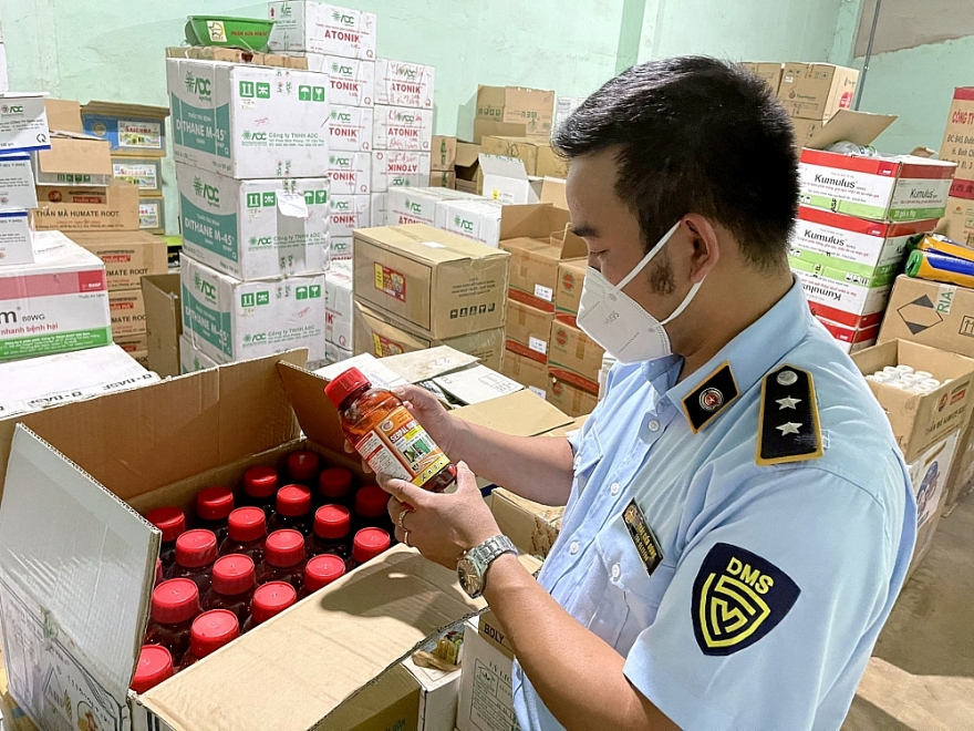 Gia Lai tạm giữ 01 xe máy và 36 lít thuốc bảo vệ thực vật đang trên đường vận chuyển từ Campuchia vào Việt Nam