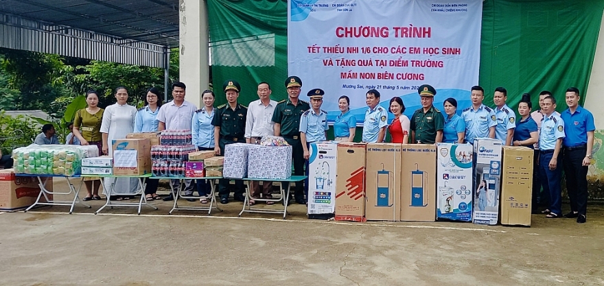 QLTT Sơn La tổ chức Chương trình Tết thiếu nhi cho các em học sinh và tặng quà tại Trường mầm non Biên Cương thuộc huyện Biên Giới QLTT Sơn La tổ chức Chương trình Tết thiếu nhi cho các em học sinh và tặng quà tại Trường mầm non Biên Cương thuộc huyện Biên Giới