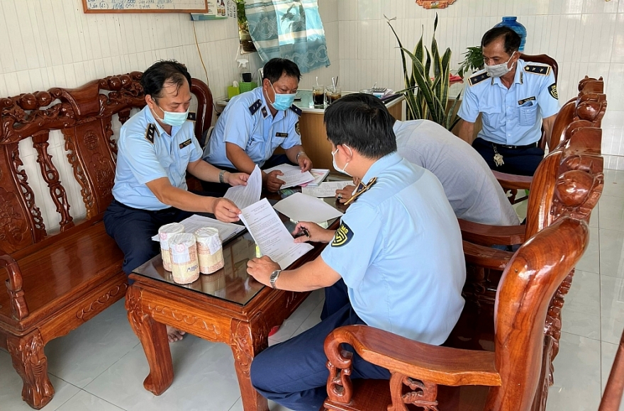 Phát hiện hộ kinh doanh phân bón giả về giá trị sử dụng, công dụng tại Vĩnh Long