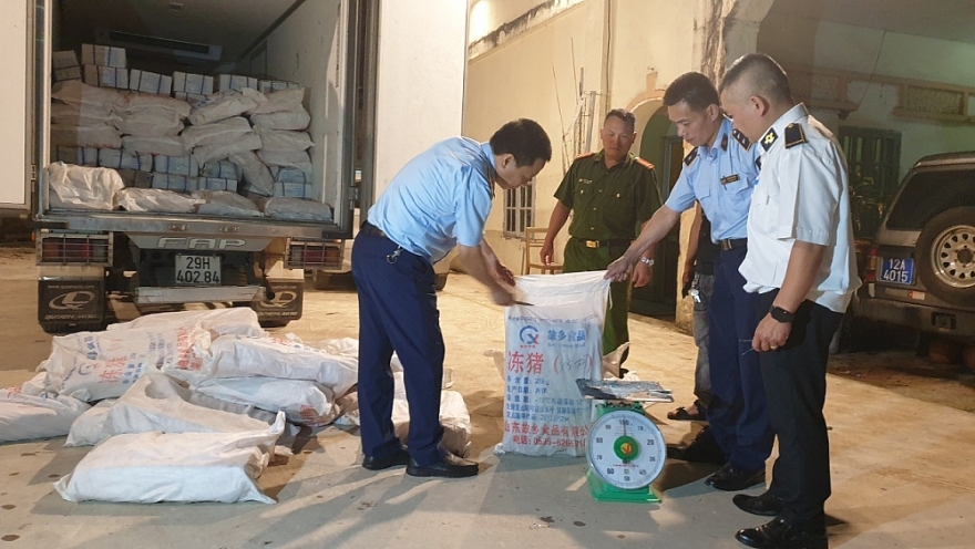 Ngăn chặn 01 tấn nầm lợn đang biến đổi chất, bốc mùi hôi thối qua địa bàn Lạng Sơn