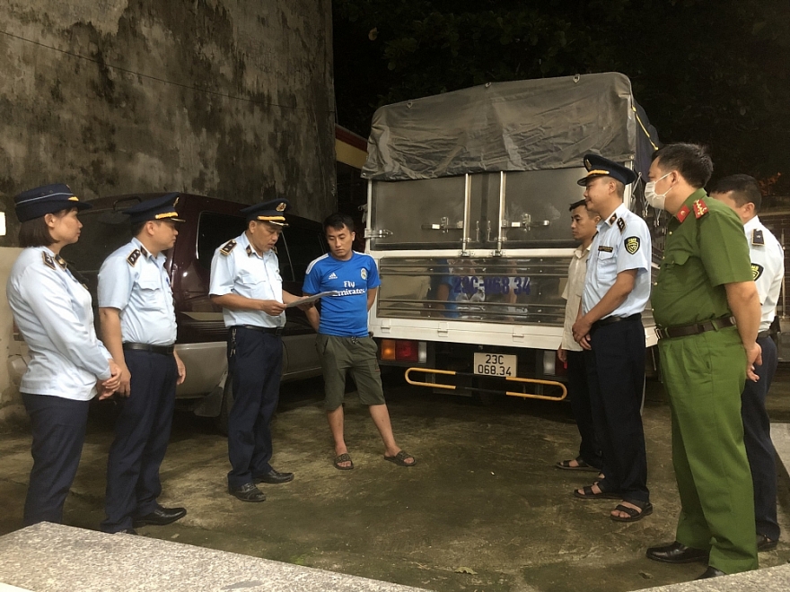 Hà Giang: Bắt lô hàng trên 1,4 tấn vải và chỉ cuộn có dấu hiệu nhập lậu