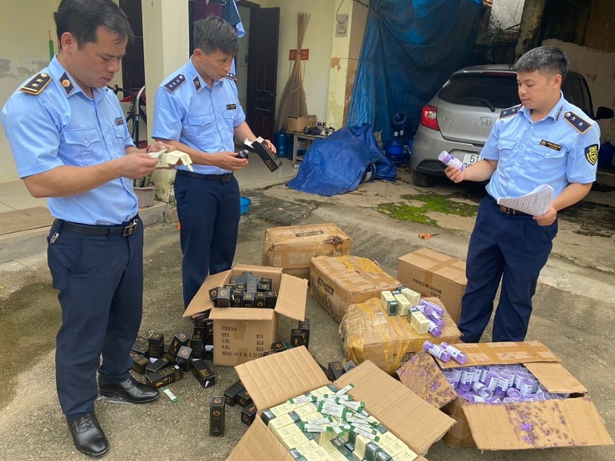 Ngăn chặn phương tiện vận chuyển tiêu thụ 2.000 sản phẩm mỹ phẩm nhập lậu