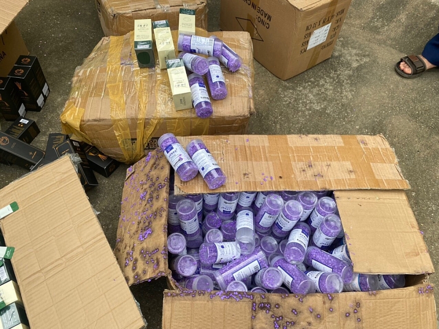 Ngăn chặn phương tiện vận chuyển tiêu thụ 2.000 sản phẩm mỹ phẩm nhập lậu