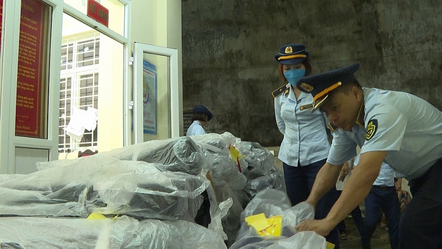 Hà Giang: Bắt lô hàng trên 1,4 tấn vải và chỉ cuộn có dấu hiệu nhập lậu
