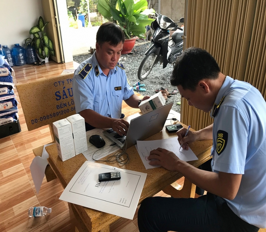 Kiểm tra 02 đại lý thức ăn thủy sản tại Tân Phú Đông, Tiền Giang Kiểm tra 02 đại lý thức ăn thủy sản tại Tân Phú Đông, Tiền Giang