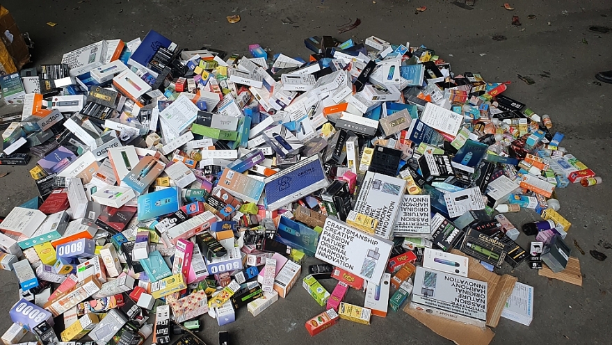 Hưng Yên: Tiêu hủy trên 1.000 sản phẩm máy hút thuốc lá điện tử và tinh dầu các loại