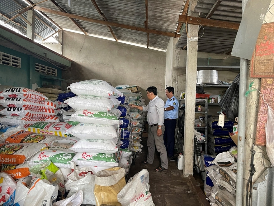 Tiền Giang: Xử phạt gần 70 triệu đồng 02 cơ sở kinh doanh phân bón tại Châu Thành