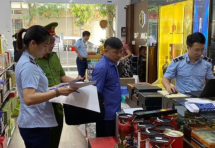 Bắc Giang: Xử phạt 97,5 triệu đồng vi phạm trong kinh doanh rượu, thuốc lá điếu nhập lậu
