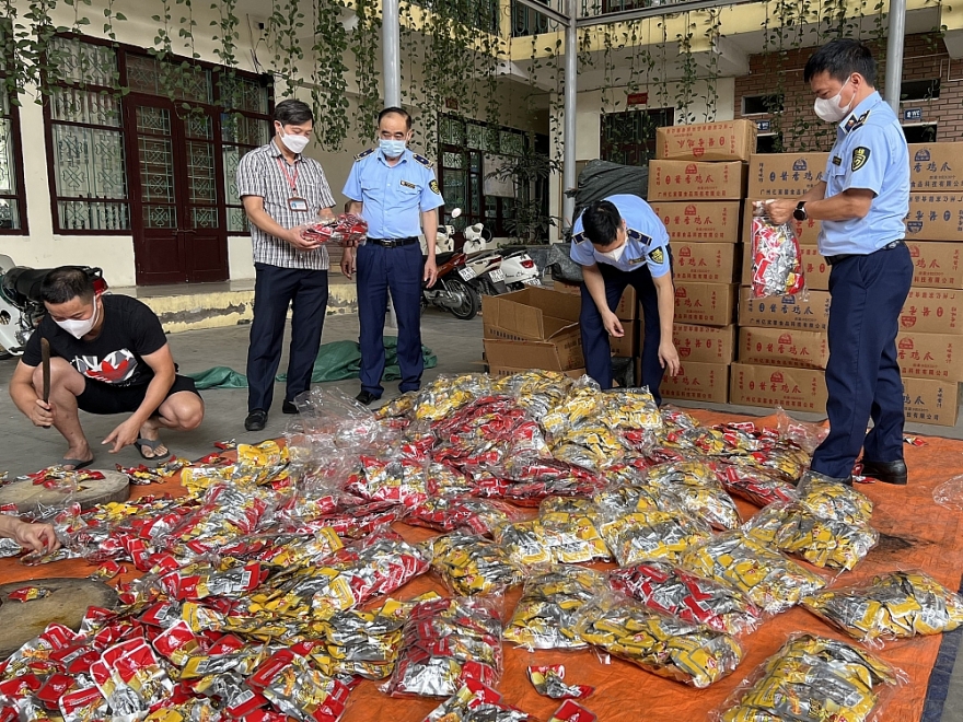 Bắc Ninh: Phạt hành chính 70 triệu đồng, buộc tiêu hủy hàng hóa là thực phẩm nhập lậu trị giá hơn 80 triệu đồng