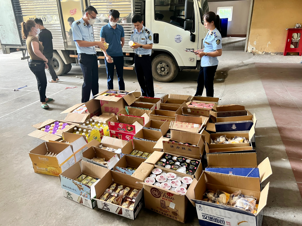 Ngăn chặn gần 900 sản phẩm thực phẩm nhập lậu đang trên đường tiêu thụ