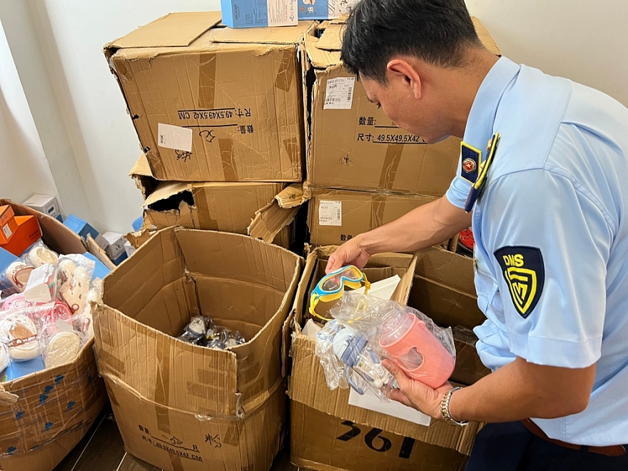 TP. HCM: Tạm giữ gần 3.500 sản phẩm đồ chơi, đồ dùng trẻ em không rõ nguồn gốc, xuất xứ TP. HCM: Tạm giữ gần 3.500 sản phẩm đồ chơi, đồ dùng trẻ em không rõ nguồn gốc, xuất xứ