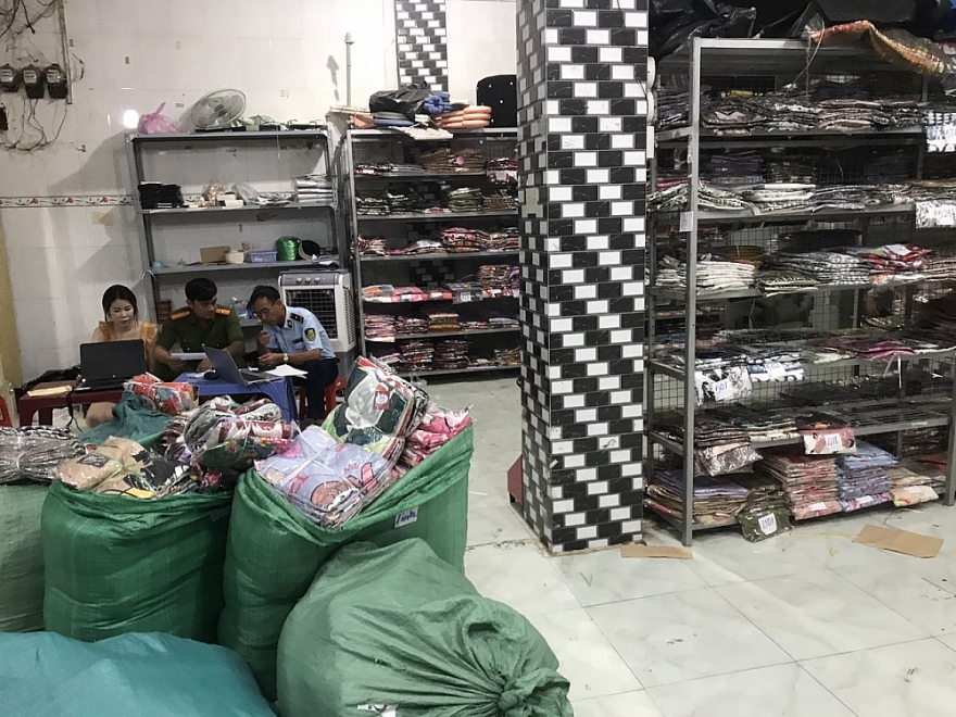 Long An: Tạm giữ trên 3.000 sản phẩm quần áo không rõ nguồn gốc tại cơ sở đang livestream bán hàng Long An: Tạm giữ trên 3.000 sản phẩm quần áo không rõ nguồn gốc tại cơ sở đang livestream bán hàng