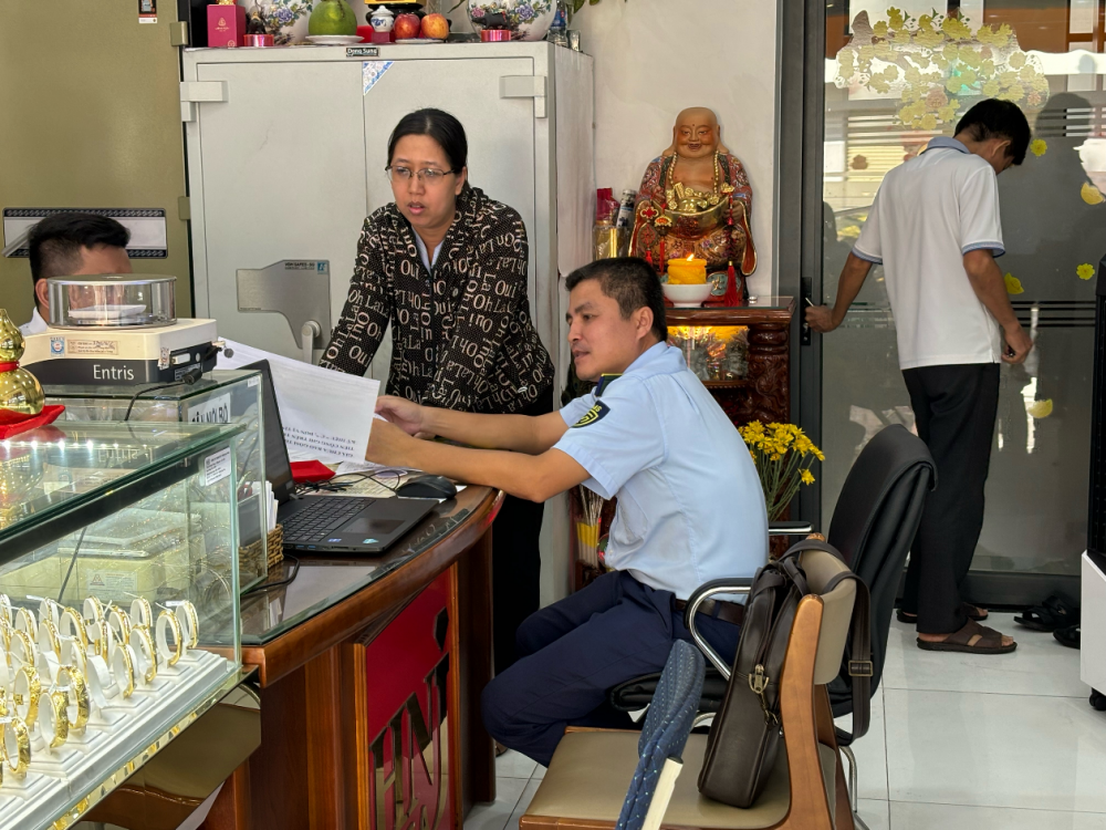 Long An: Xử phạt gần 60 triệu đồng đối với 02 doanh nghiệp kinh doanh vàng Long An: Xử phạt gần 60 triệu đồng đối với 02 doanh nghiệp kinh doanh vàng