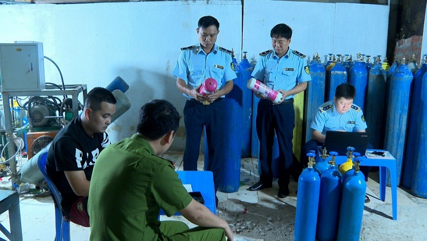 Xử phạt 100 triệu đồng đối với cơ sở sang chiết khí cười N2O trái phép Xử phạt 100 triệu đồng đối với cơ sở sang chiết khí cười N2O trái phép