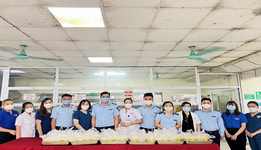 Chi đoàn Thanh niên Cục QLTT Thái Nguyên: Tặng quà nhân ngày Quốc tế Thiếu nhi 01/6