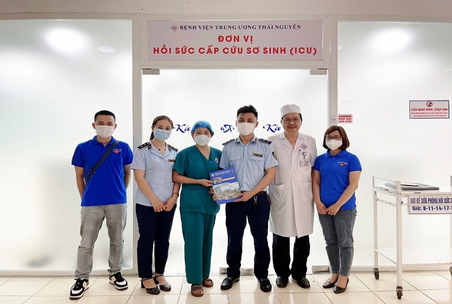 Chi đoàn Thanh niên Cục QLTT Thái Nguyên: Tặng quà nhân ngày Quốc tế Thiếu nhi 01/6