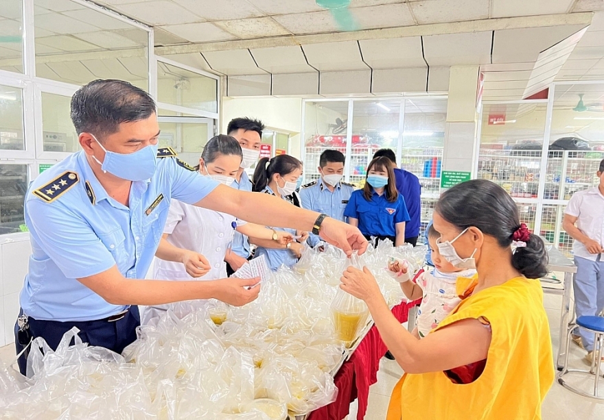 Chi đoàn Thanh niên Cục QLTT Thái Nguyên: Tặng quà nhân ngày Quốc tế Thiếu nhi 01/6