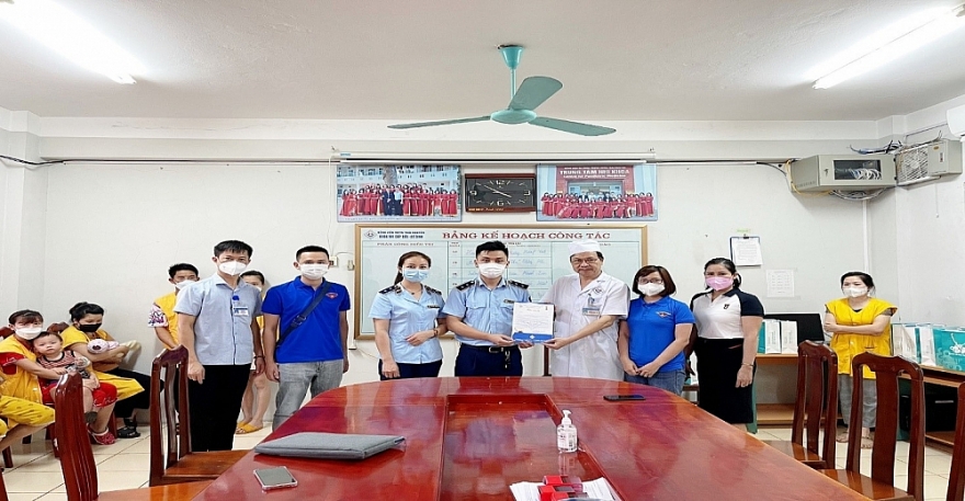 Chi đoàn Thanh niên Cục QLTT Thái Nguyên: Tặng quà nhân ngày Quốc tế Thiếu nhi 01/6