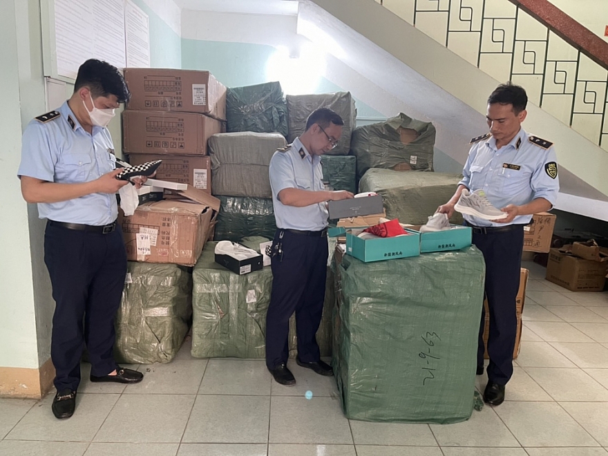 Lào Cai: Tiếp tục thu giữ trên 1.300 đôi giày, dép các loại có dấu hiệu nhập lậu
