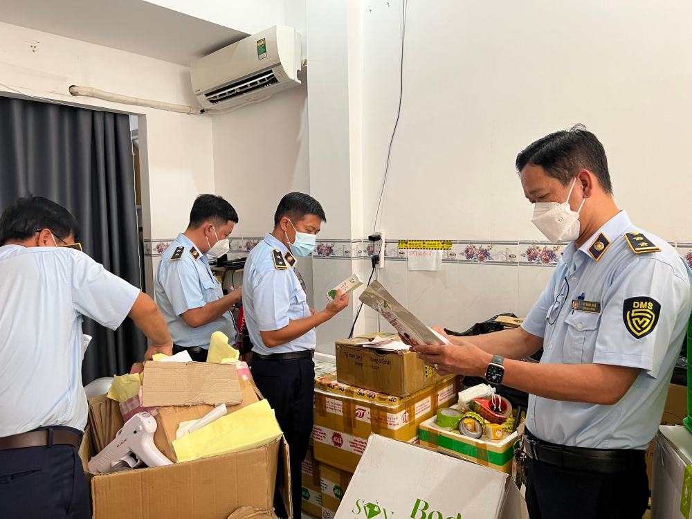 Hàng nghìn hộp Peel vi tảo nhãn hiệu Le'peau bán trên livestream bị lực lượng QLTT Cần Thơ thu giữ