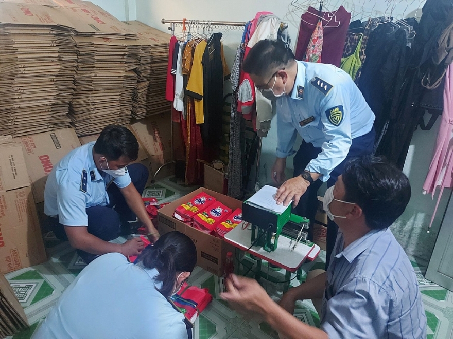 Phát hiện điểm san chiết, đóng gói bột giặt giả mạo nhãn hiệu OMO