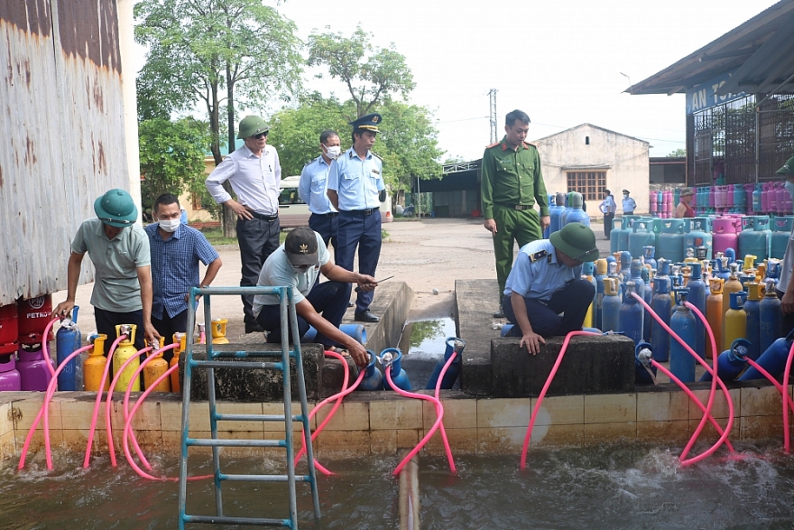 Tiêu hủy số lượng lớn bình chứa khí cười, LPG chai (gas) vi phạm