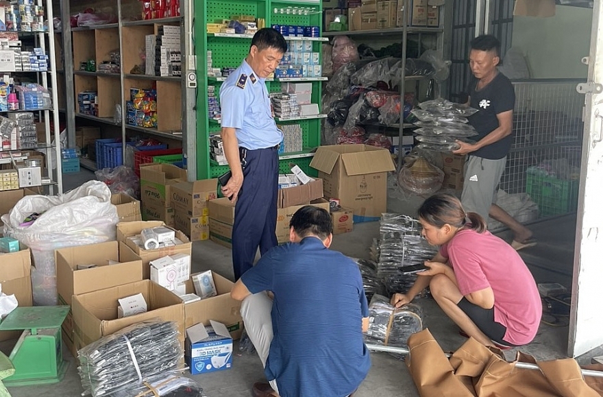 Hải Dương: Thu giữ gần 1.100 đôi tất chân giả mạo nhãn hiệu Hải Dương: Thu giữ gần 1.100 đôi tất chân giả mạo nhãn hiệu