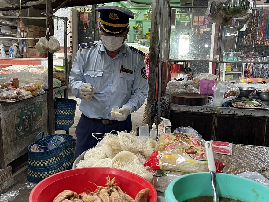 Phát hiện nhiều trường hợp vi phạm trong kinh doanh thực phẩm tại Tiền Giang Phát hiện nhiều trường hợp vi phạm trong kinh doanh thực phẩm tại Tiền Giang