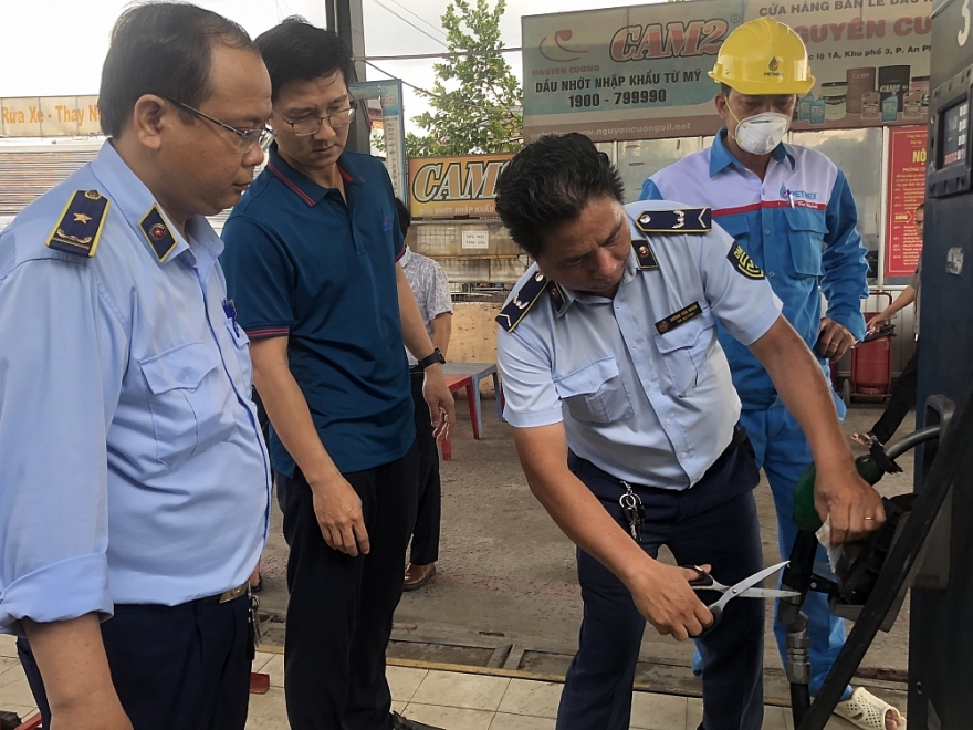 Buộc tái chế trên 10.000 lít xăng RON 95-III có chất lượng không phù hợp theo quy định Buộc tái chế trên 10.000 lít xăng RON 95-III có chất lượng không phù hợp theo quy định