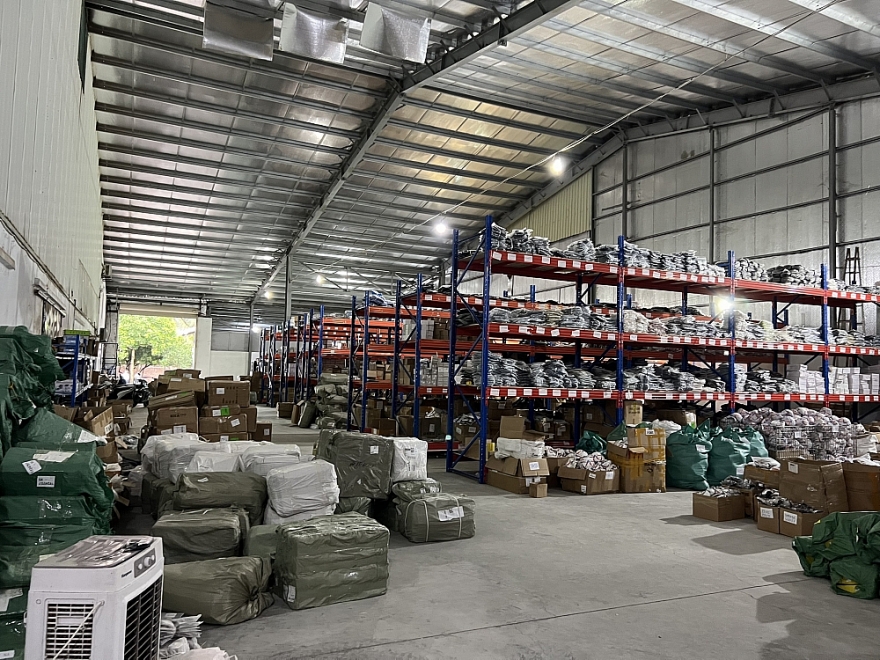 Kiểm tra kho hàng lớn chứa 2.000 máy tính bảng, iphone tại Hà Nội Kiểm tra kho hàng lớn chứa 2.000 máy tính bảng, iphone tại Hà Nội