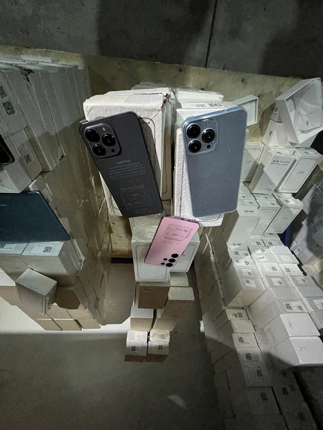 Kiểm tra kho hàng lớn chứa 2.000 máy tính bảng, iphone tại Hà Nội Kiểm tra kho hàng lớn chứa 2.000 máy tính bảng, iphone tại Hà Nội