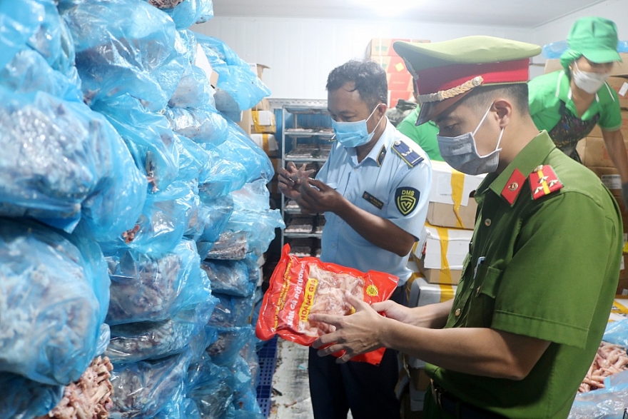 Kiểm tra xưởng sơ chế thực phẩm, phát hiện hơn 2,5 tấn gà đông lạnh nhập lậu và không rõ xuất xứ Kiểm tra xưởng sơ chế thực phẩm, phát hiện hơn 2,5 tấn gà đông lạnh nhập lậu và không rõ xuất xứ