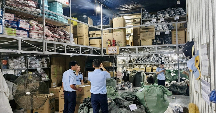 Kiểm tra cơ sở kinh doanh, thu giữ trên 1.800 đôi giày, dép giả mạo nhãn hiệu Crocs và NIKE Kiểm tra cơ sở kinh doanh, thu giữ trên 1.800 đôi giày, dép giả mạo nhãn hiệu Crocs và NIKE