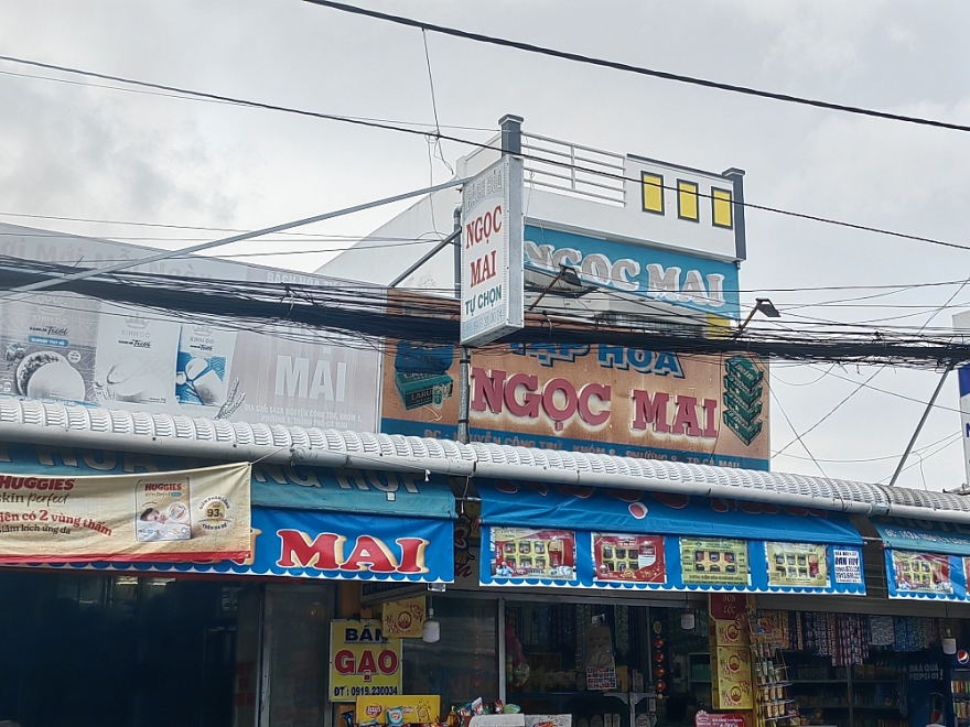 Thu giữ 10 tấn hàng phục vụ livestream được ngụy trang bên trong quán tạp hóa ở Cà Mau