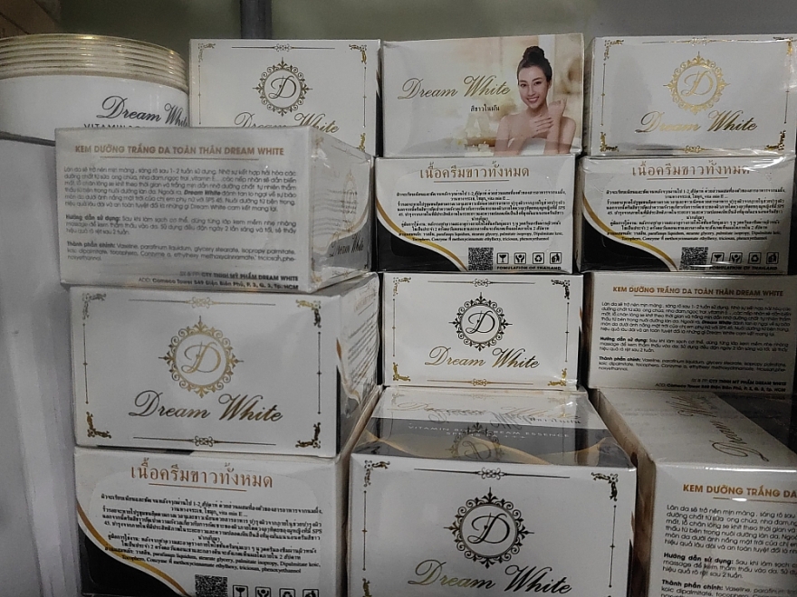 Thu giữ 10 tấn hàng phục vụ livestream được ngụy trang bên trong quán tạp hóa ở Cà Mau