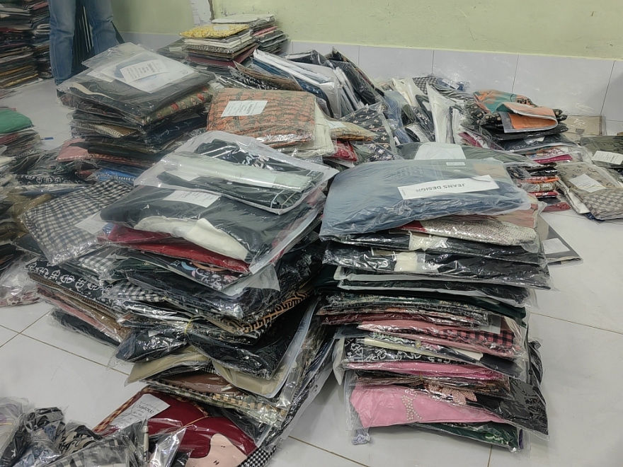 Thu giữ 10 tấn hàng phục vụ livestream được ngụy trang bên trong quán tạp hóa ở Cà Mau