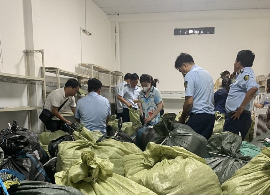 Thu giữ 10 tấn hàng phục vụ livestream được ngụy trang bên trong quán tạp hóa ở Cà Mau