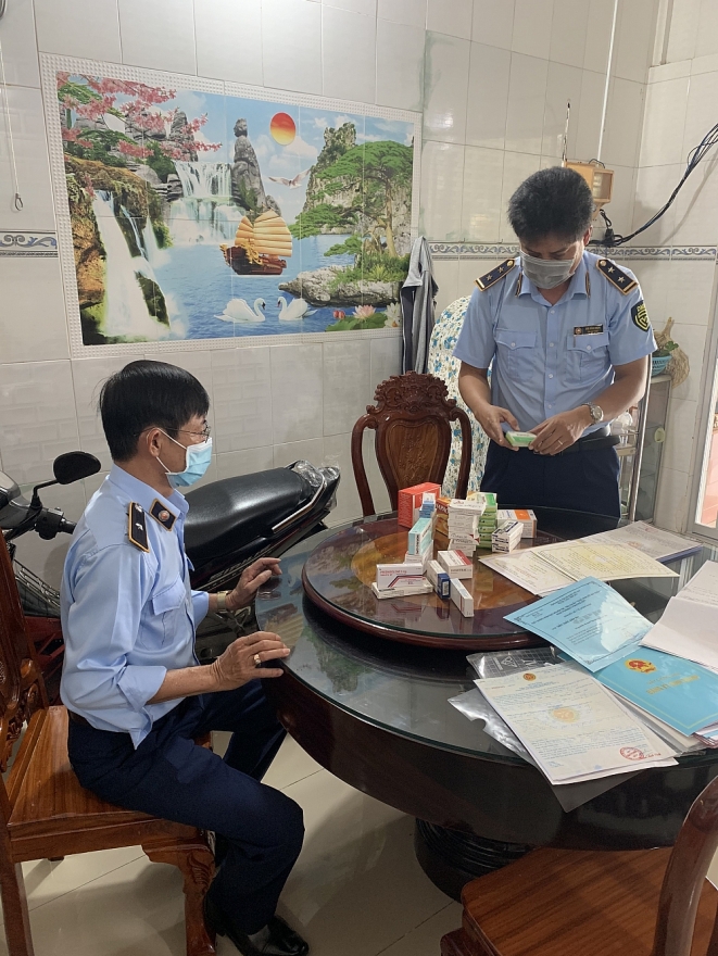 Quản lý thị trường vào cuộc, xác minh "thuốc hỗ trợ điều trị Covid-19" tăng giá bán