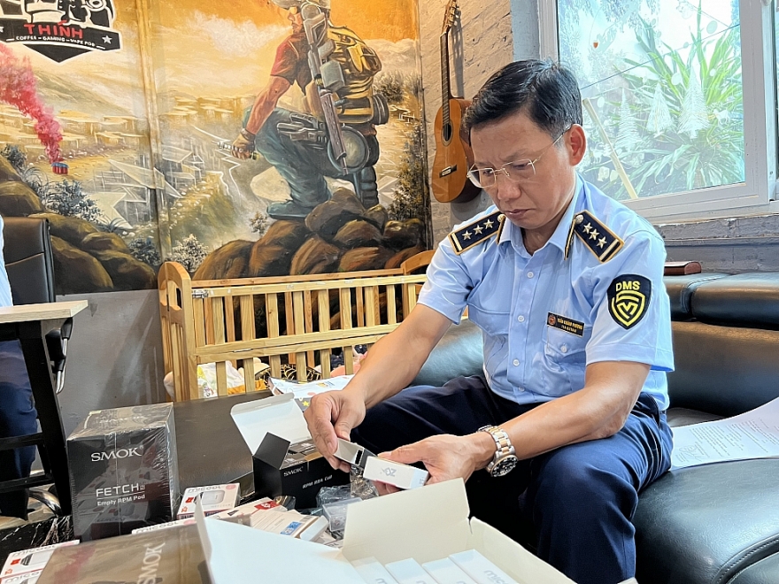 Đồng loạt kiểm tra 03 điểm kinh doanh thuốc lá thế hệ mới trên địa bàn Tp. Thái Nguyên