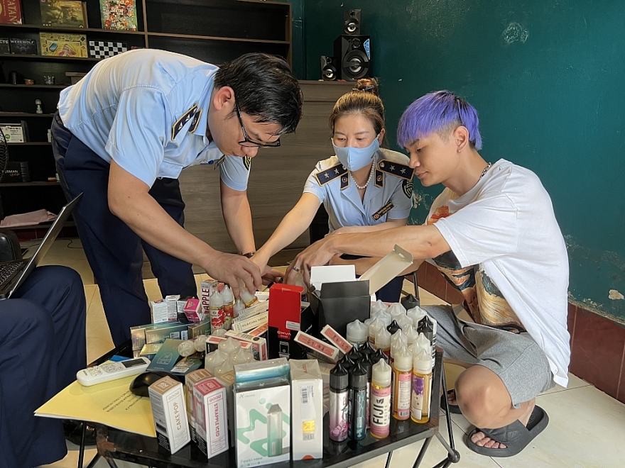 Đồng loạt kiểm tra 03 điểm kinh doanh thuốc lá thế hệ mới trên địa bàn Tp. Thái Nguyên