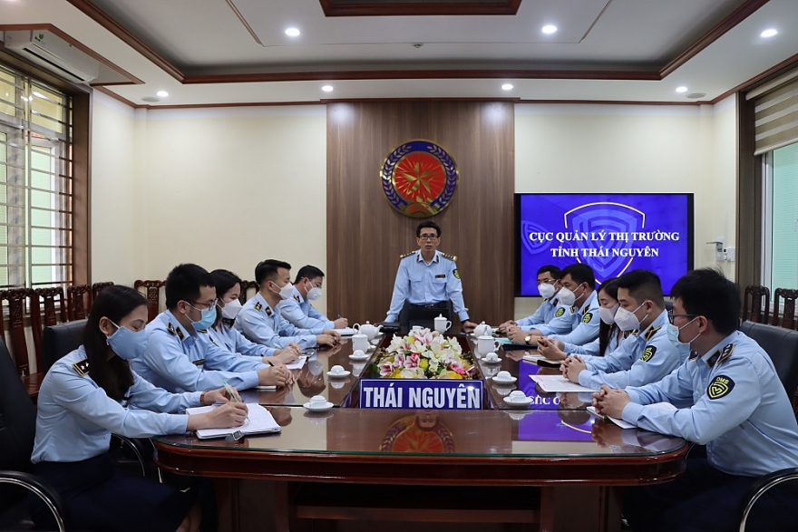 Đồng loạt kiểm tra 03 điểm kinh doanh thuốc lá thế hệ mới trên địa bàn Tp. Thái Nguyên