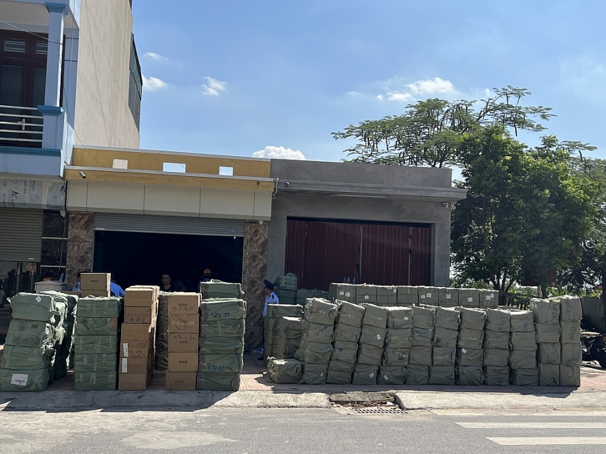 Phát hiện kho chứa hơn 20 tấn nước hoa, mỹ phẩm nghi giả nhãn hiệu nổi tiếng