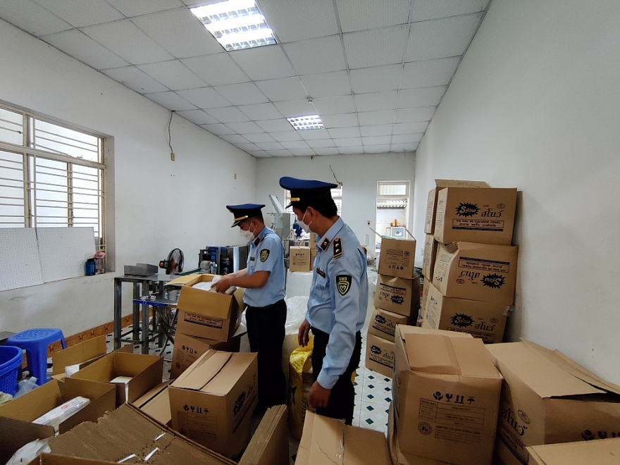 Tạm giữ hơn 20.000 khăn ướt có dấu hiệu giả mạo nhãn hiệu SNOW