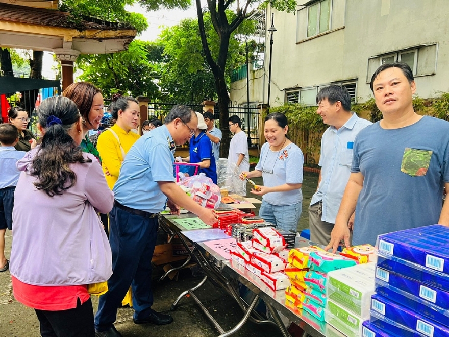 TP.HCM: Lực lượng QLTT tuyên truyền “Người Việt Nam ưu tiên dùng hàng Việt Nam”